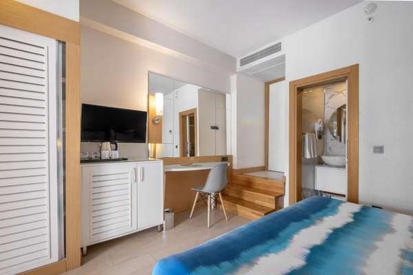 Swim Up Room